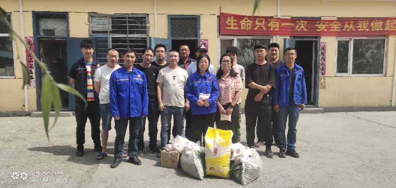 情系一线 暑期送清凉 ----记前旗工会到4118云顶集团公司慰问一线员工